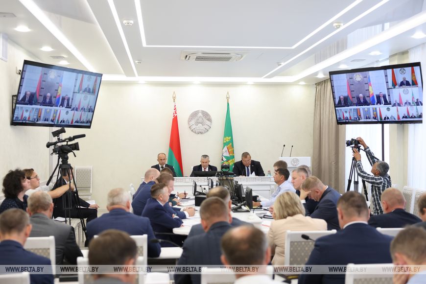 18 Техника, кадры и надежность сушильного хозяйства. Лукашенко назвал главные условия успеха уборочной