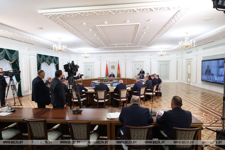 2-4 Техника, кадры и надежность сушильного хозяйства. Лукашенко назвал главные условия успеха уборочной