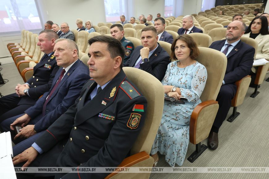 2-6 Техника, кадры и надежность сушильного хозяйства. Лукашенко назвал главные условия успеха уборочной