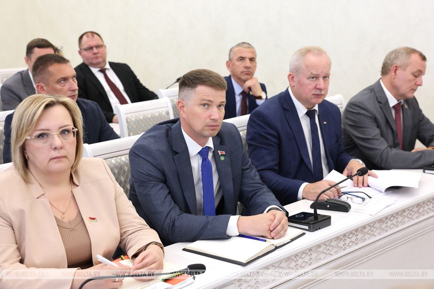 21 Техника, кадры и надежность сушильного хозяйства. Лукашенко назвал главные условия успеха уборочной