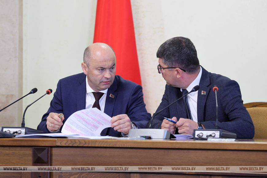 3-4 Техника, кадры и надежность сушильного хозяйства. Лукашенко назвал главные условия успеха уборочной