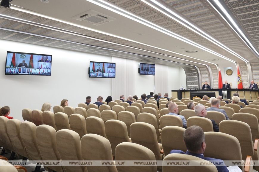 3-5 Техника, кадры и надежность сушильного хозяйства. Лукашенко назвал главные условия успеха уборочной