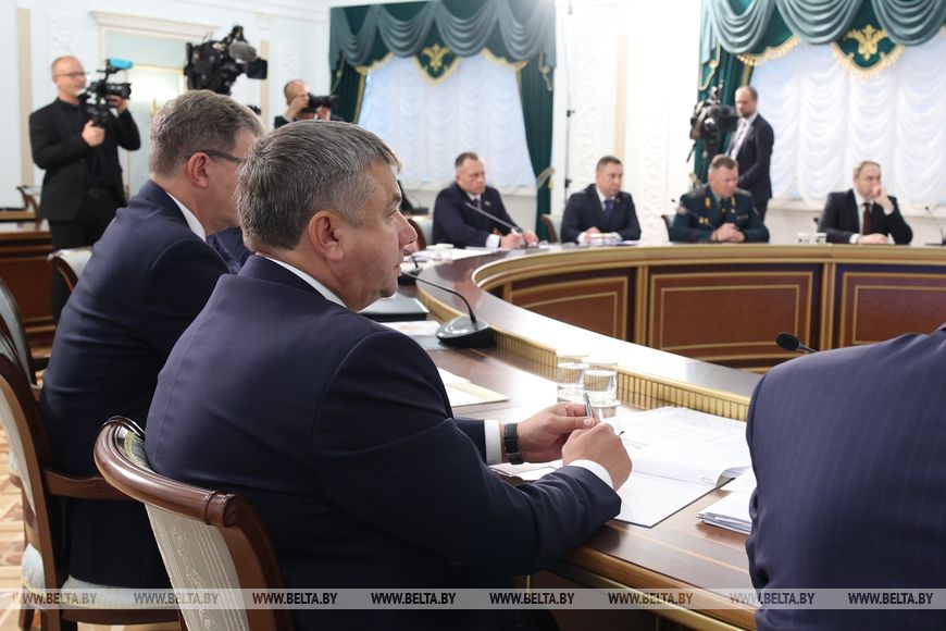 4-2 Техника, кадры и надежность сушильного хозяйства. Лукашенко назвал главные условия успеха уборочной