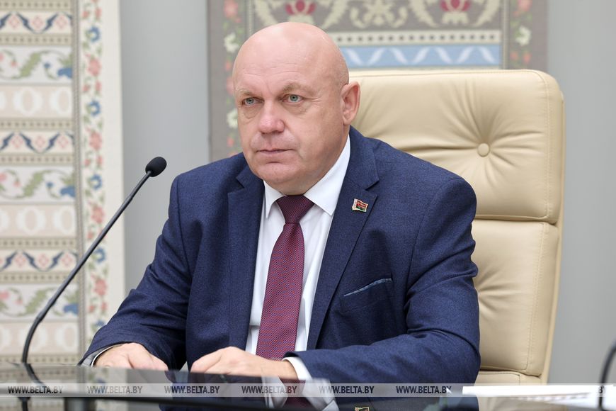 4-4 Техника, кадры и надежность сушильного хозяйства. Лукашенко назвал главные условия успеха уборочной
