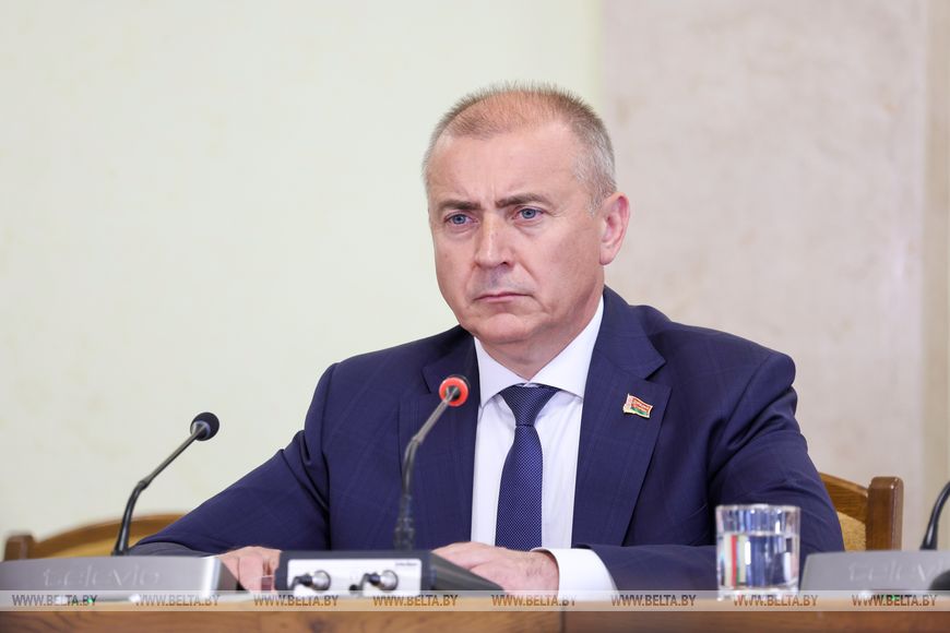 6-4 Техника, кадры и надежность сушильного хозяйства. Лукашенко назвал главные условия успеха уборочной
