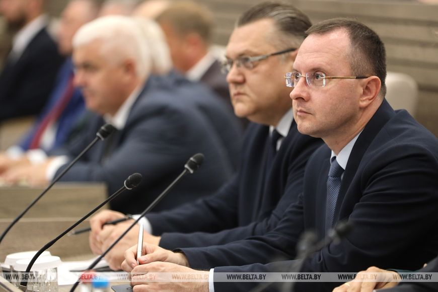 8-4 Техника, кадры и надежность сушильного хозяйства. Лукашенко назвал главные условия успеха уборочной
