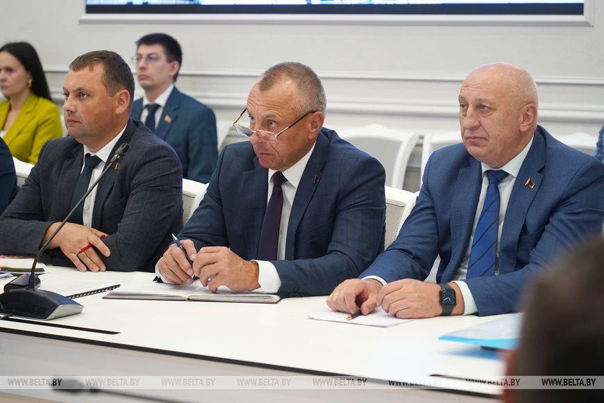 8-5 Техника, кадры и надежность сушильного хозяйства. Лукашенко назвал главные условия успеха уборочной