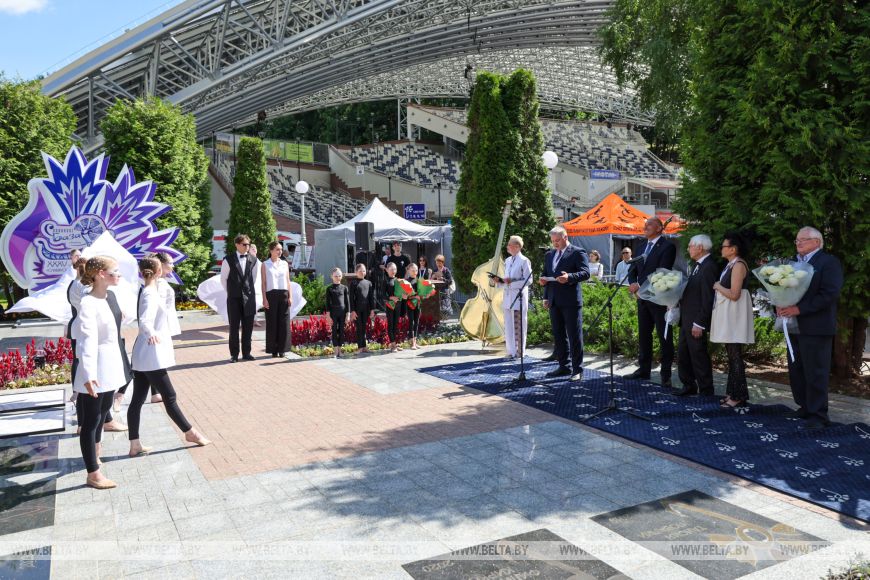 ahit0993_result Сразу две именные звезды открыли на Площади лауреатов Летнего амфитеатра на "Славянском базаре"