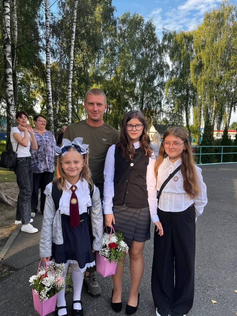 photo_2026-09-01_08-37-13-768x1024 В средней школе №1 имени А.А. Громыко состоялась торжественная линейка, посвящённая Дню знаний