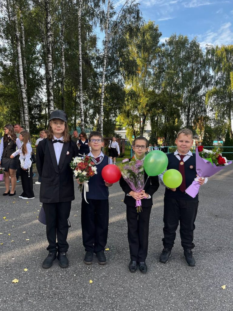 photo_2026-09-01_08-37-14-1-768x1024 В средней школе №1 имени А.А. Громыко состоялась торжественная линейка, посвящённая Дню знаний