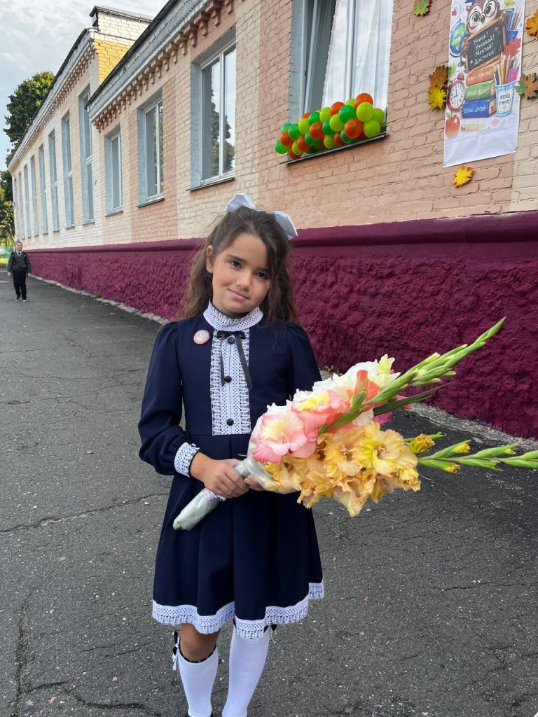 photo_2026-09-01_08-37-17-768x1024 В средней школе №1 имени А.А. Громыко состоялась торжественная линейка, посвящённая Дню знаний