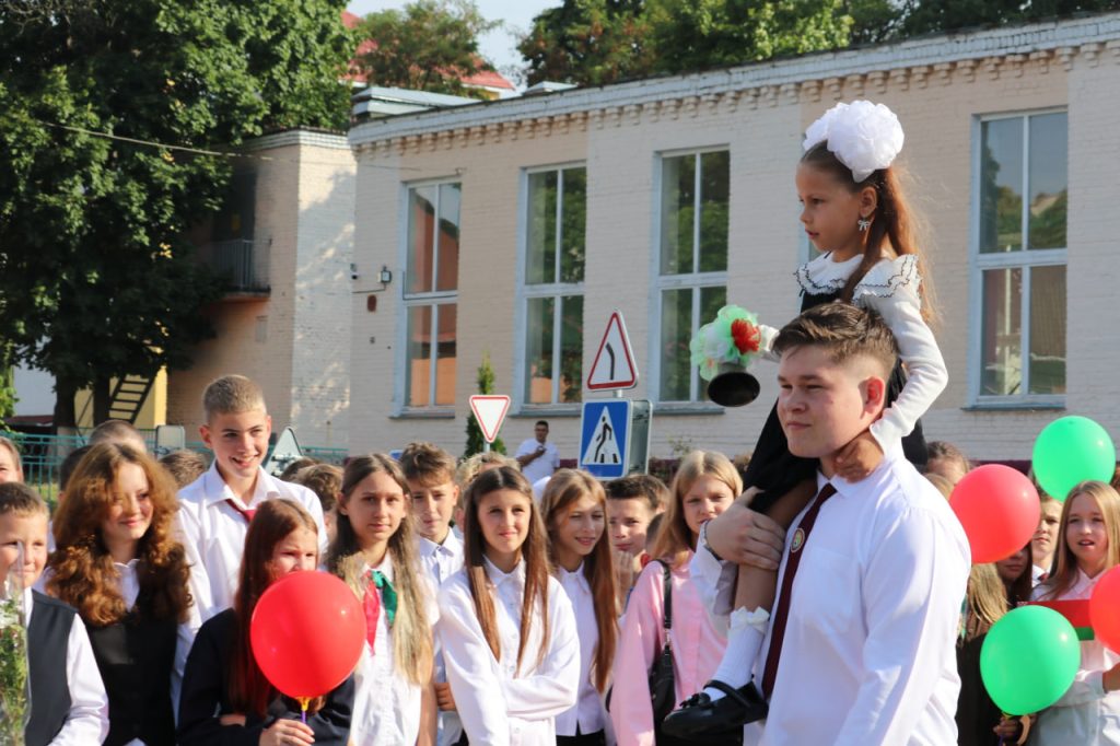 photo_2026-09-01_10-13-45-2-1-1024x682 В средней школе №1 имени А.А. Громыко состоялась торжественная линейка, посвящённая Дню знаний