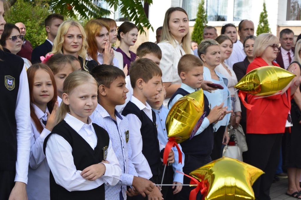 photo_2026-09-01_11-33-03-1024x682 В Гимназии г. Ветки прошла торжественная линейка, посвященная Дню знаний