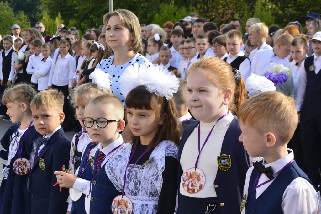 photo_2026-09-01_11-35-35-1024x682 В Гимназии г. Ветки прошла торжественная линейка, посвященная Дню знаний