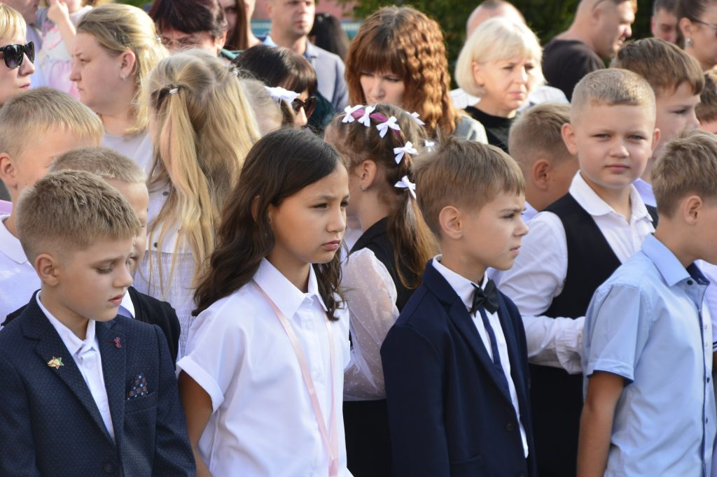 photo_2026-09-01_11-44-28-1024x682 В Гимназии г. Ветки прошла торжественная линейка, посвященная Дню знаний