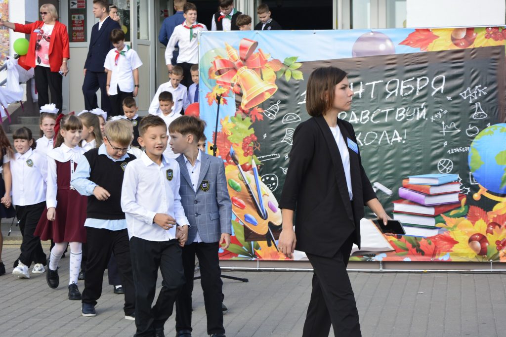 photo_2026-09-01_12-54-55-1024x682 В Гимназии г. Ветки прошла торжественная линейка, посвященная Дню знаний