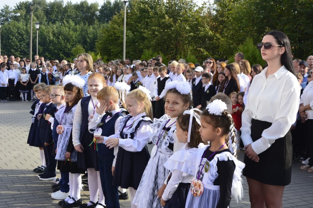 photo_2026-09-01_12-56-13-1024x682 В Гимназии г. Ветки прошла торжественная линейка, посвященная Дню знаний