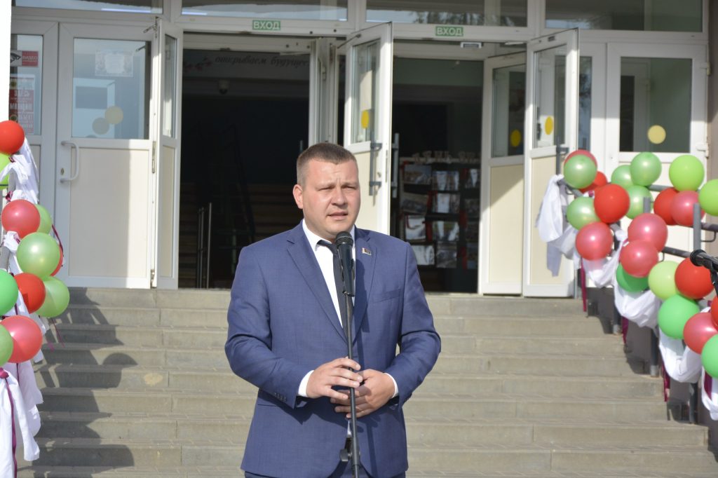 photo_2026-09-01_12-56-30-1024x682 В Гимназии г. Ветки прошла торжественная линейка, посвященная Дню знаний