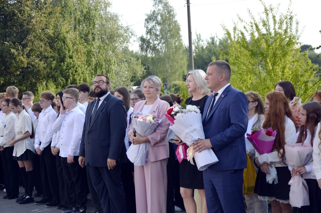 photo_2026-09-01_12-56-57-1024x682 В Гимназии г. Ветки прошла торжественная линейка, посвященная Дню знаний