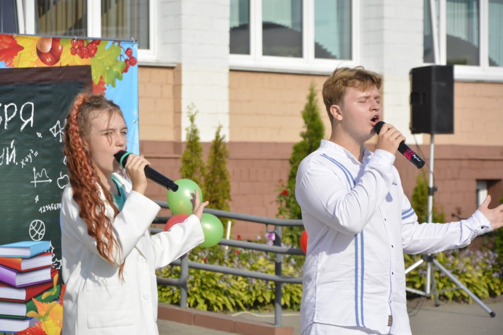 photo_2026-09-01_12-57-17-1024x682 В Гимназии г. Ветки прошла торжественная линейка, посвященная Дню знаний