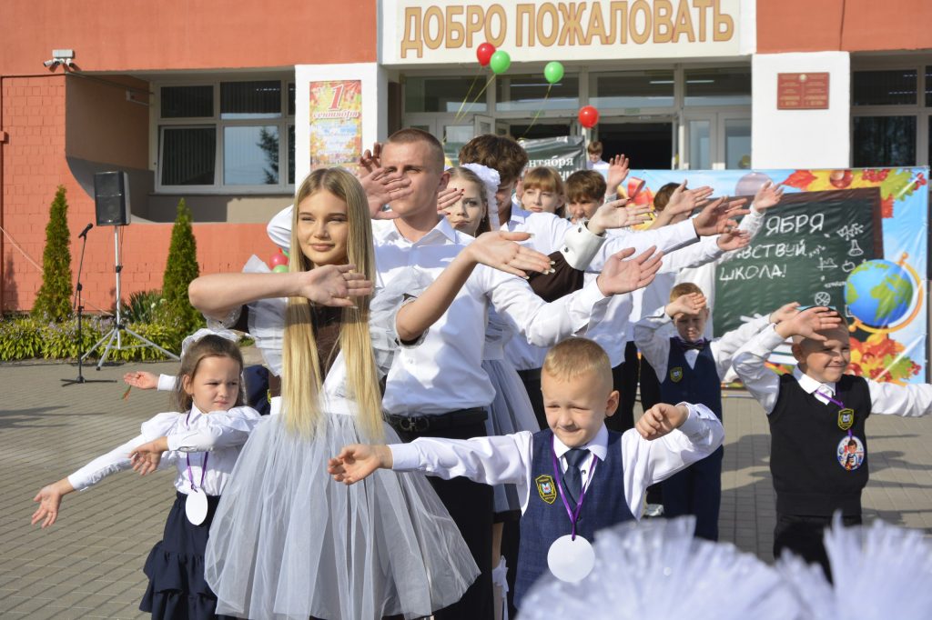 photo_2026-09-01_12-57-54-1024x682 В Гимназии г. Ветки прошла торжественная линейка, посвященная Дню знаний
