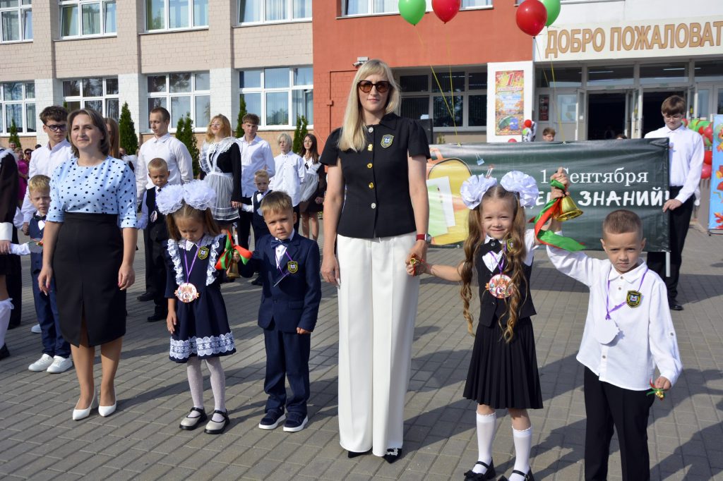 photo_2026-09-01_12-58-05-1024x682 В Гимназии г. Ветки прошла торжественная линейка, посвященная Дню знаний