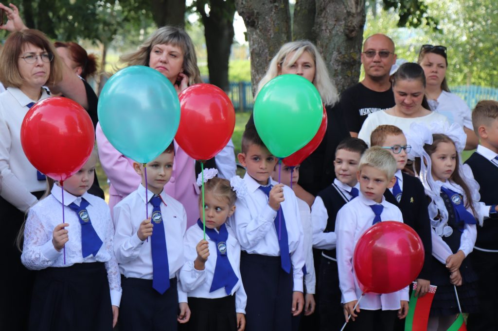 photo_2026-09-01_14-14-41-1024x682 В Старосельской средней школе прошла торжественная линейка, посвящённая Дню знаний!