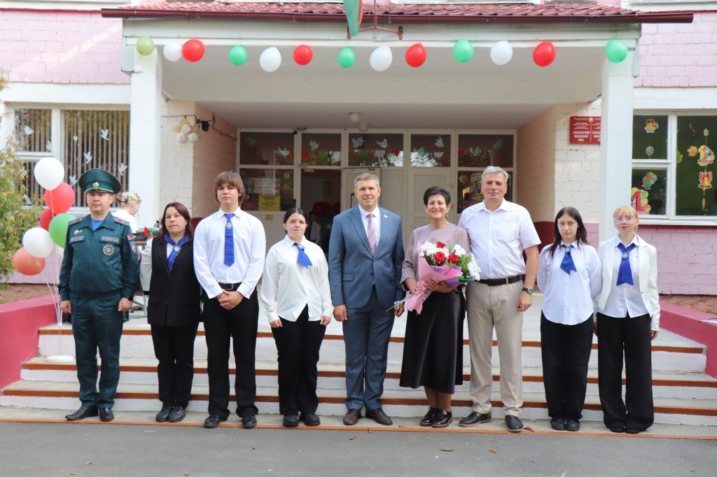 photo_2026-09-01_14-15-54-1024x682 В Старосельской средней школе прошла торжественная линейка, посвящённая Дню знаний!