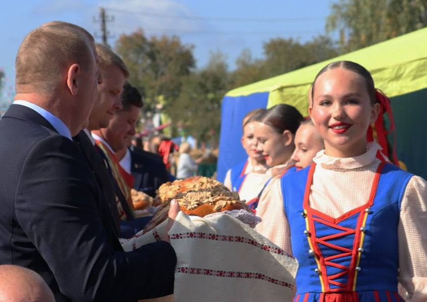photo_2026-09-19_15-23-35 Последний дожиночный сноп и каравай из муки нового урожая вручены председателю Ветковского районного исполнительного комитета Роману Юрьевичу Сергуну