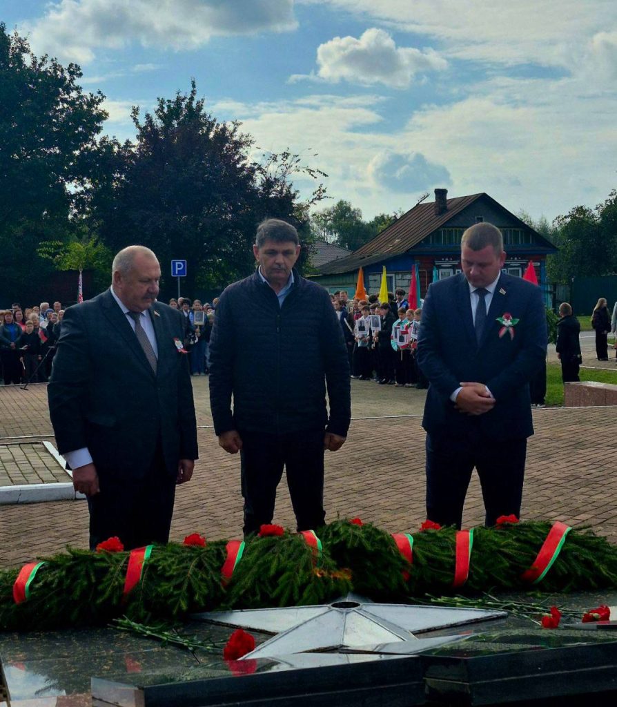 photo_2026-09-26_12-04-12-894x1024 Состоялась церемония возложения цветов к братской могиле